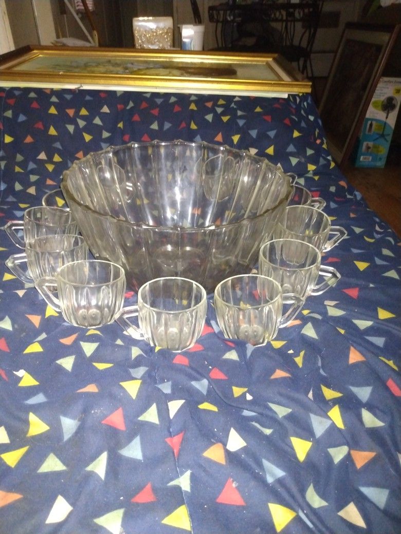 Vintage Crystal Bowl. W, 12 Cup Set  No Dents  Good Condi,,,Hablo Español 