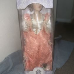 ✨ Vintage Porcelain Doll – Pink Victorian Dress (Never Removed From Box!) ✨