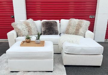 Beautiful Jonathan Louis L shaped couch with reversible chaise