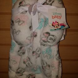 Minnie Blanket & Neck Pillow Set With 4 Pack Of Wash Cloths 