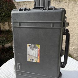 1650 Pelican Hardshell XL 32” Upright Rolling Black Travel Case W/one Foam Pad