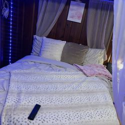 Gold canopy queen size bed