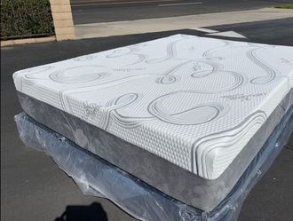 Queen Organic Hybrid Cool Gel Memory Foam Mattress!!