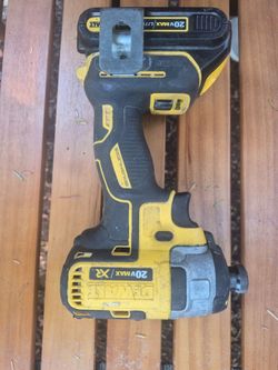 DeWalt DCF887 impact driver with battery