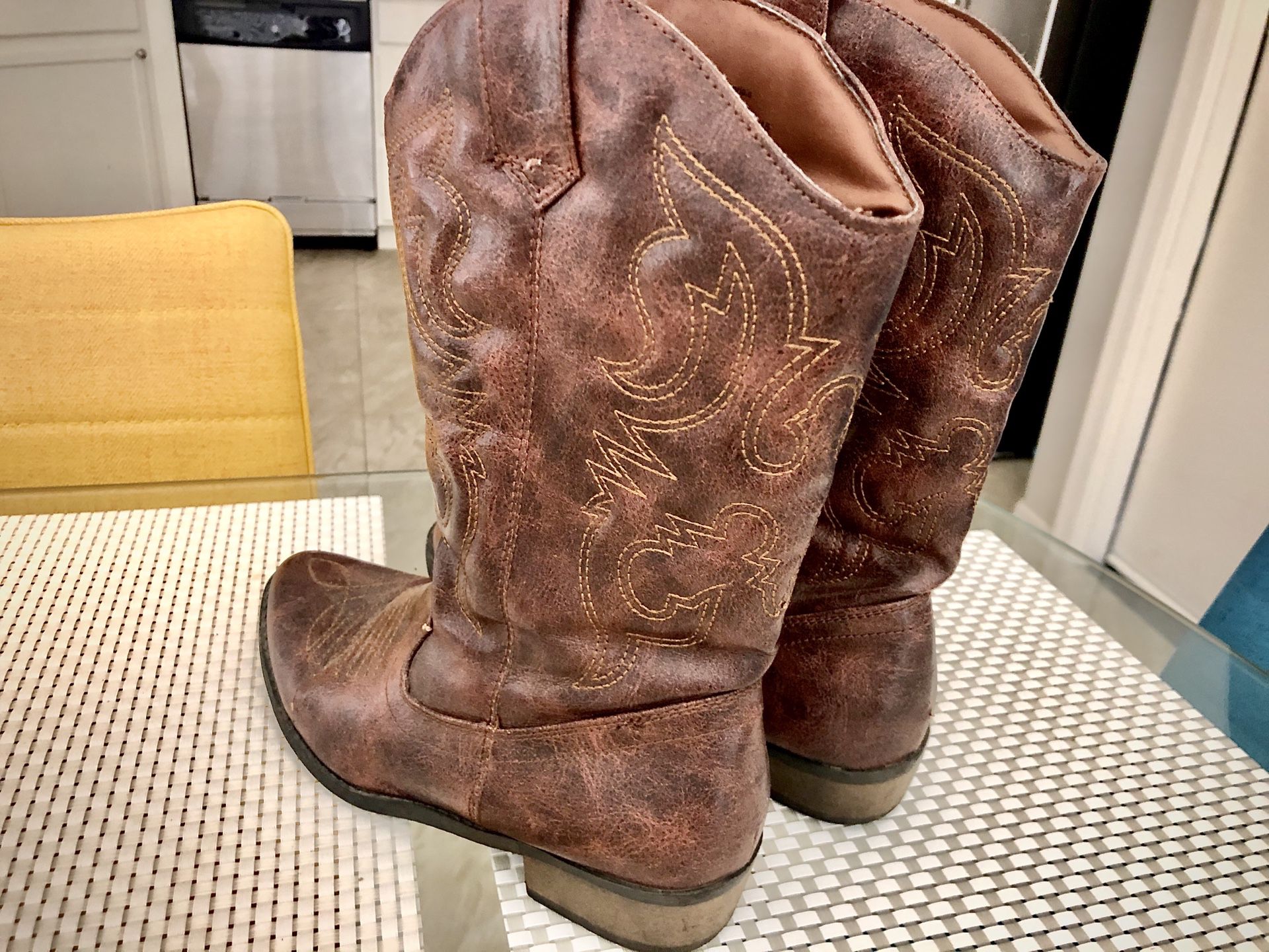 Women’s cowgirl boots size 6