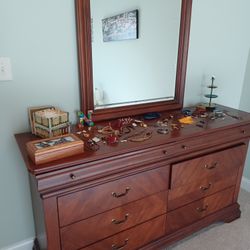 Excellent Condition  Bedroom Set Tead Below