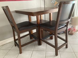 Great comfy High Table & 2 upolstered High Chairs