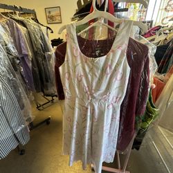 White Pastel Sleeveless Dress Size 6 Perfect For Graduation 