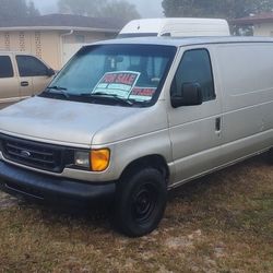 Ford E 150 2003  Tiene 133 000 Millas  5500 $