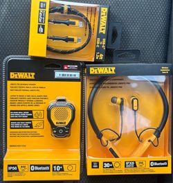 DeWalt Jobsite Bundle – Speaker, Earphones & USB-C Cable