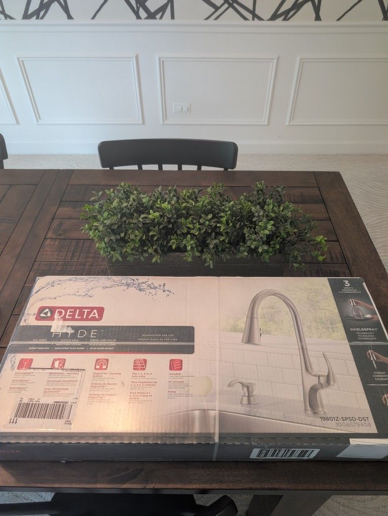 *BRAND NEW* Delta Hyde Single-Handle Pull Down Sprayer Kitchen Faucet with ShieldSpray Technology