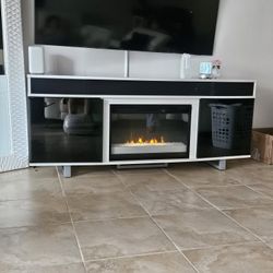 Mueble moderno para TV con chimenea eléctrica integrada.
