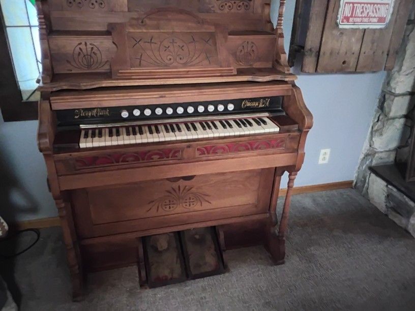VINTAGE PUMP ORGAN