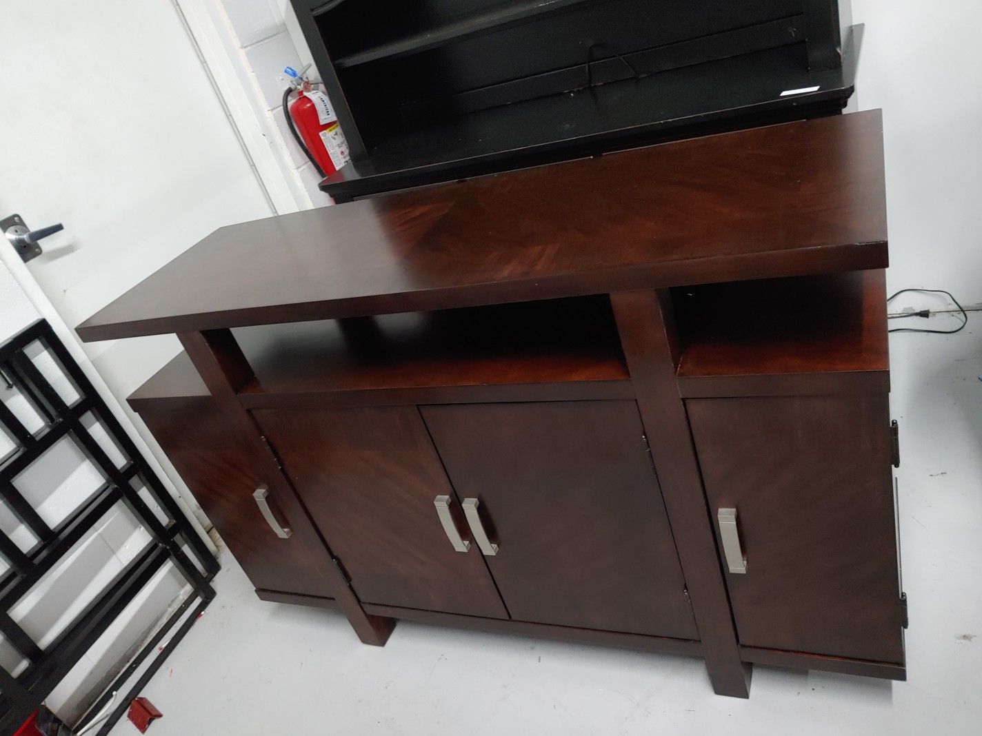 $250 SOLID WOOD CABINET CONSOLE TABLE TV STAND. IN GREAT CONDITION