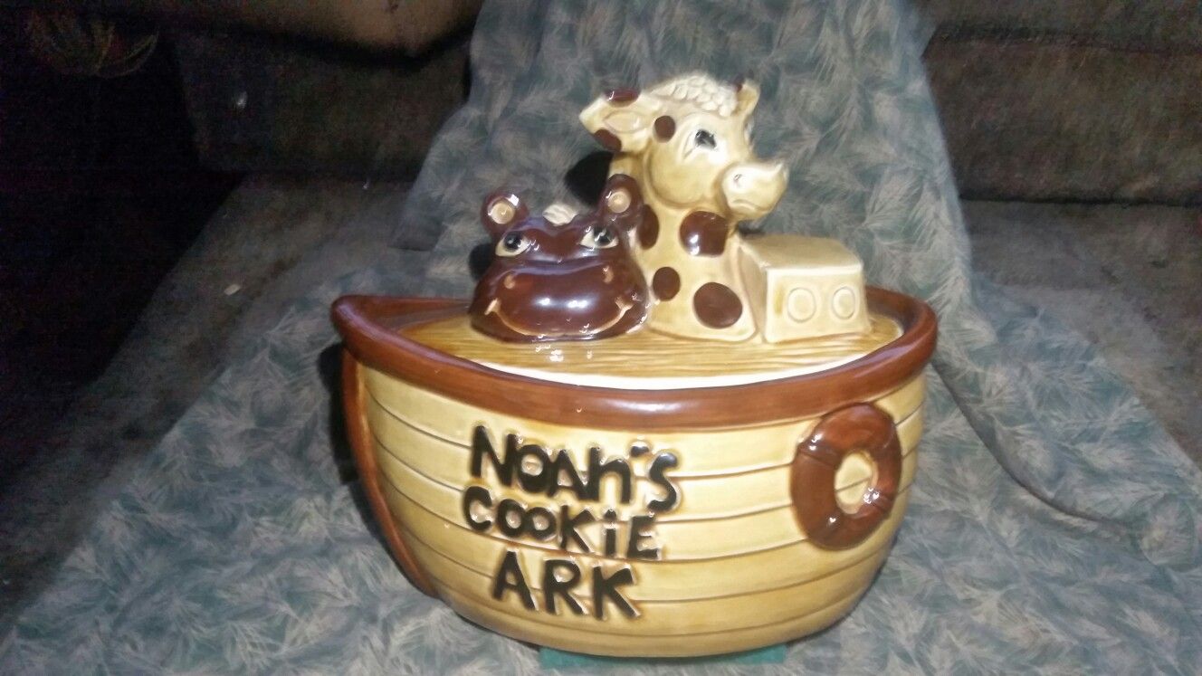 Vintage classic! Norcrest, Noahs Ark cookie jar.