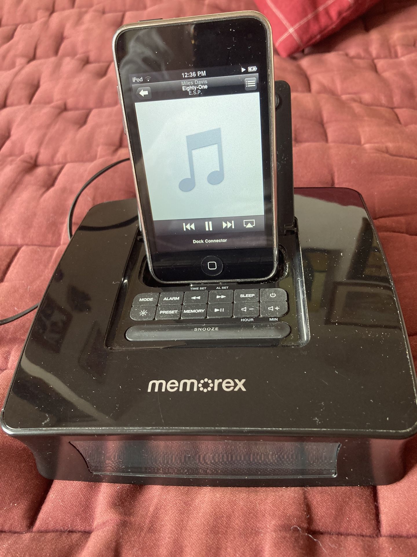 Memorex iPod Docking Station Alarm Clock and FM Radio Mi4019.