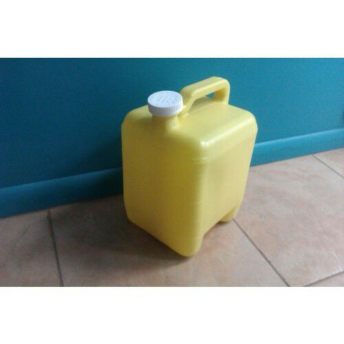 CHLORINE JUG 2.5 GALLONS (JERRY JUGS) for Sale in Coconut Creek, FL
