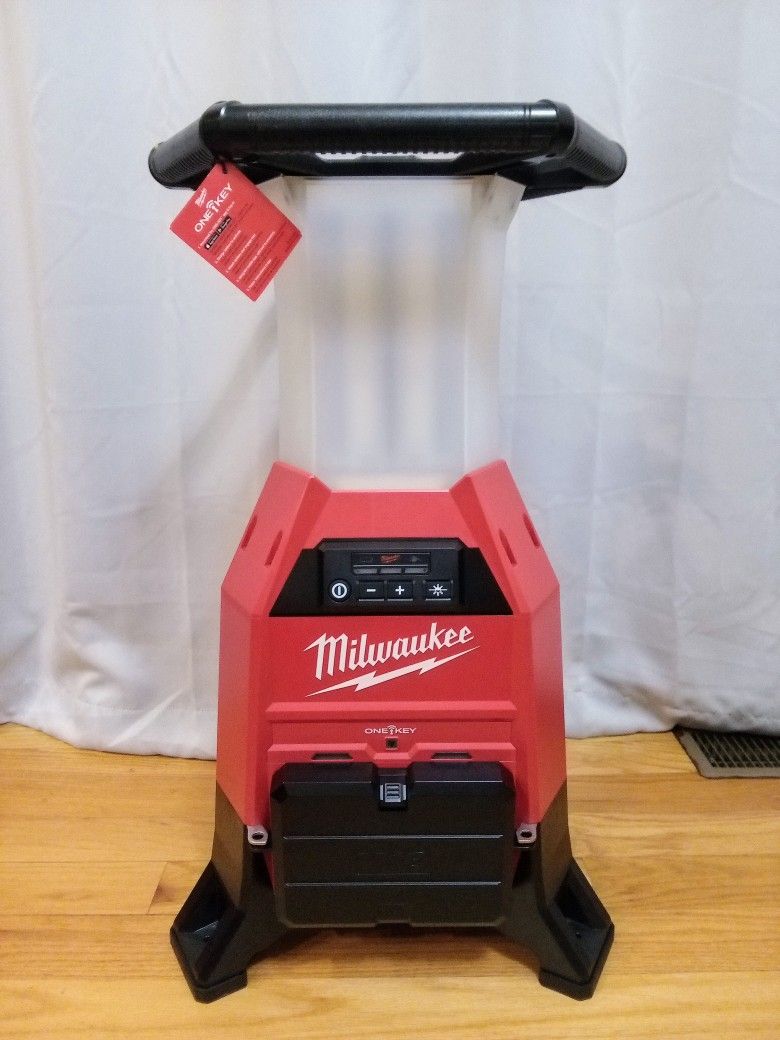 Milwaukee M18 Radius Site Light w/ONE-Key 9000 Lumens