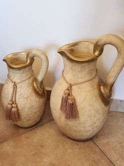 Set of 2 beautiful home decor vases 22inch for the big  one and 18inch small one  in good condition