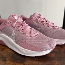 NIKE youth Size 5 Legend Essentials sneakers 