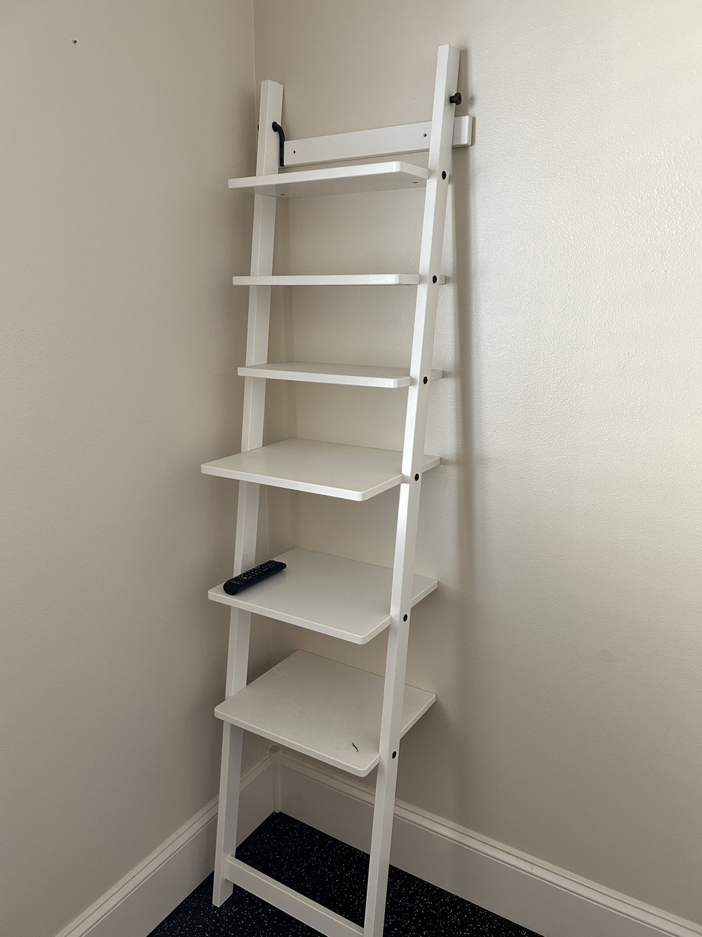 Stylish Leaning Shelf