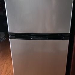 Insignia 4.3Cu. ft. Mini Fridge With Top Freezer And Energy Star Certification Stainless Steel