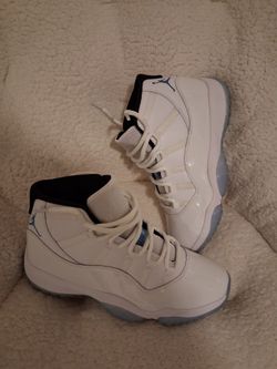SIZE 9 1/2 MEN REPS 140$