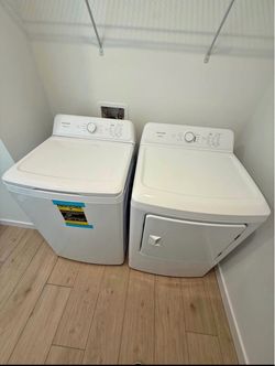 Like-New Frigidaire Electric Washer & Dryer Set