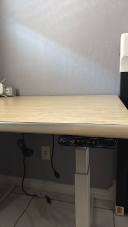 Adjustable standing desk
