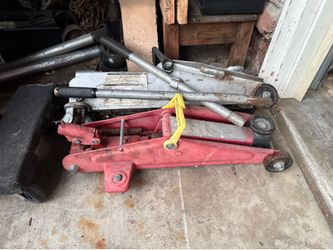 2 small Floor Jack