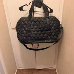Travel duffle bag has 2 side pockets and one front pocket