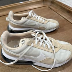 Women’s Nike Shoes. Size 7 In Good Condition.
