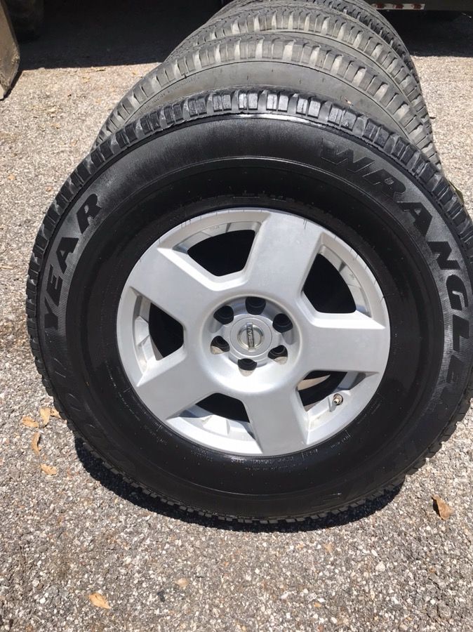 Frontier wheels and tires good years 265 /70/16 for Sale in Tomball, TX