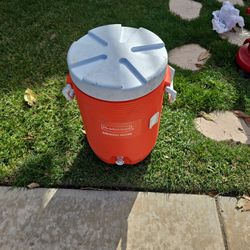 5 Gal Rubbermaid Water Dispenser