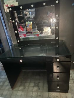 Glass vanity still in good condition glass top with crystal knobs and the light changes to three different tones. Everything working serious buyers.