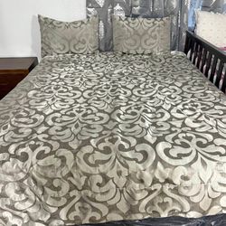 Queen comforter set