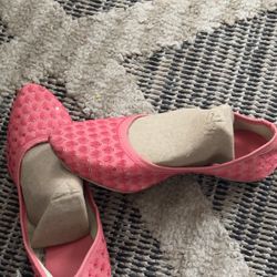 WOMENS PINK CASUAL SHOES IN A SIZE 7 VERY LIGHT AND COMFY FOR ALL DAY WEAR
