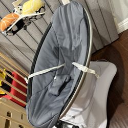 4 Moms Mamaroo Motion Swing (bouncer) 