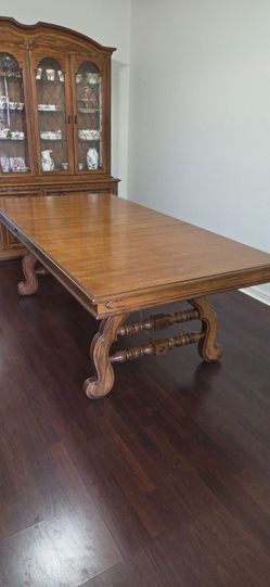 Beautiful Vintage Thomasville Table and China Cabinet for Sale