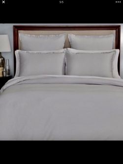 BLOOMINGDALES Brand HUDSON PARK 500 Thread Count 100% Cotton Twin XL Duvet and Bedskirt