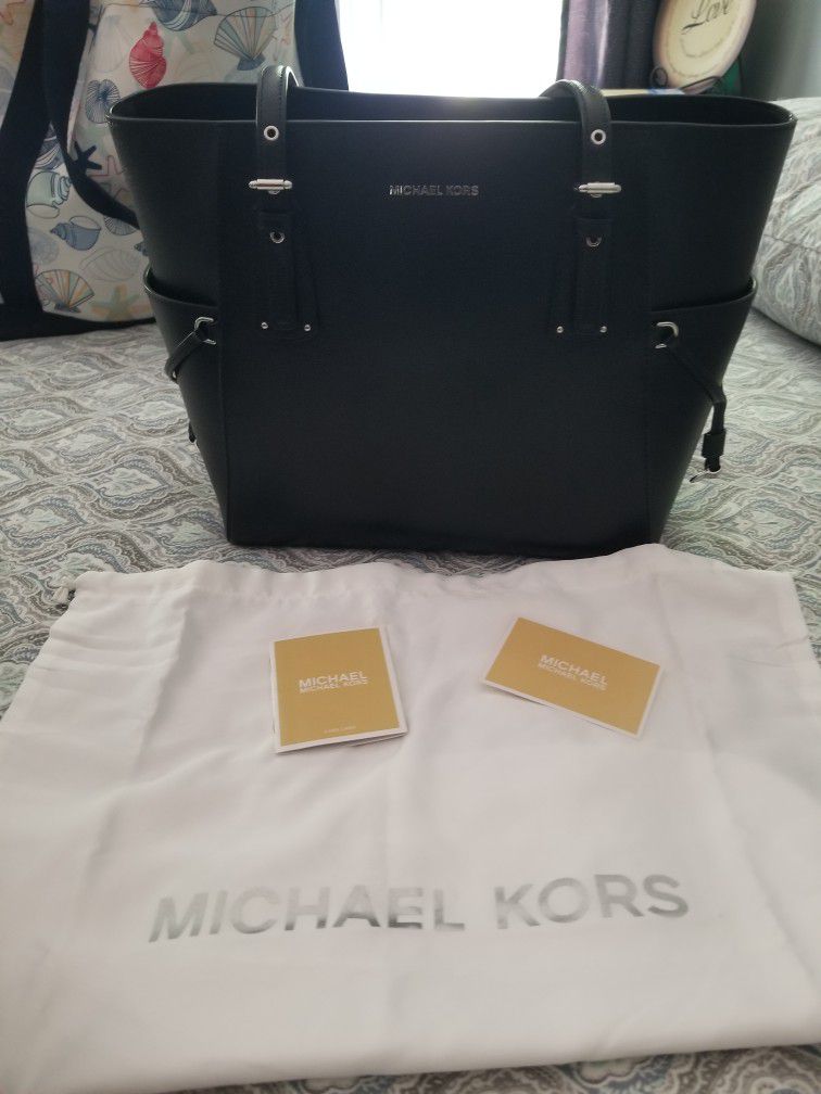 Michael Kors Voyager Shoulder Bag