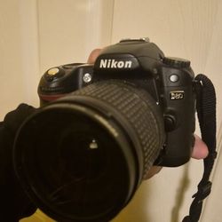 Nikon D80 DSLR camera with Nikon AF-S DX Nikkor 18-135mm Lens