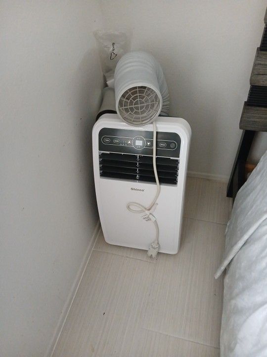 AC UNIT Portable 8,000 Btu . Like New!