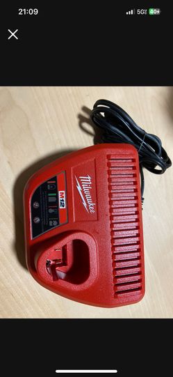 Firm! Milwaukee M12 12-Volt Lithium-Ion Battery Charger