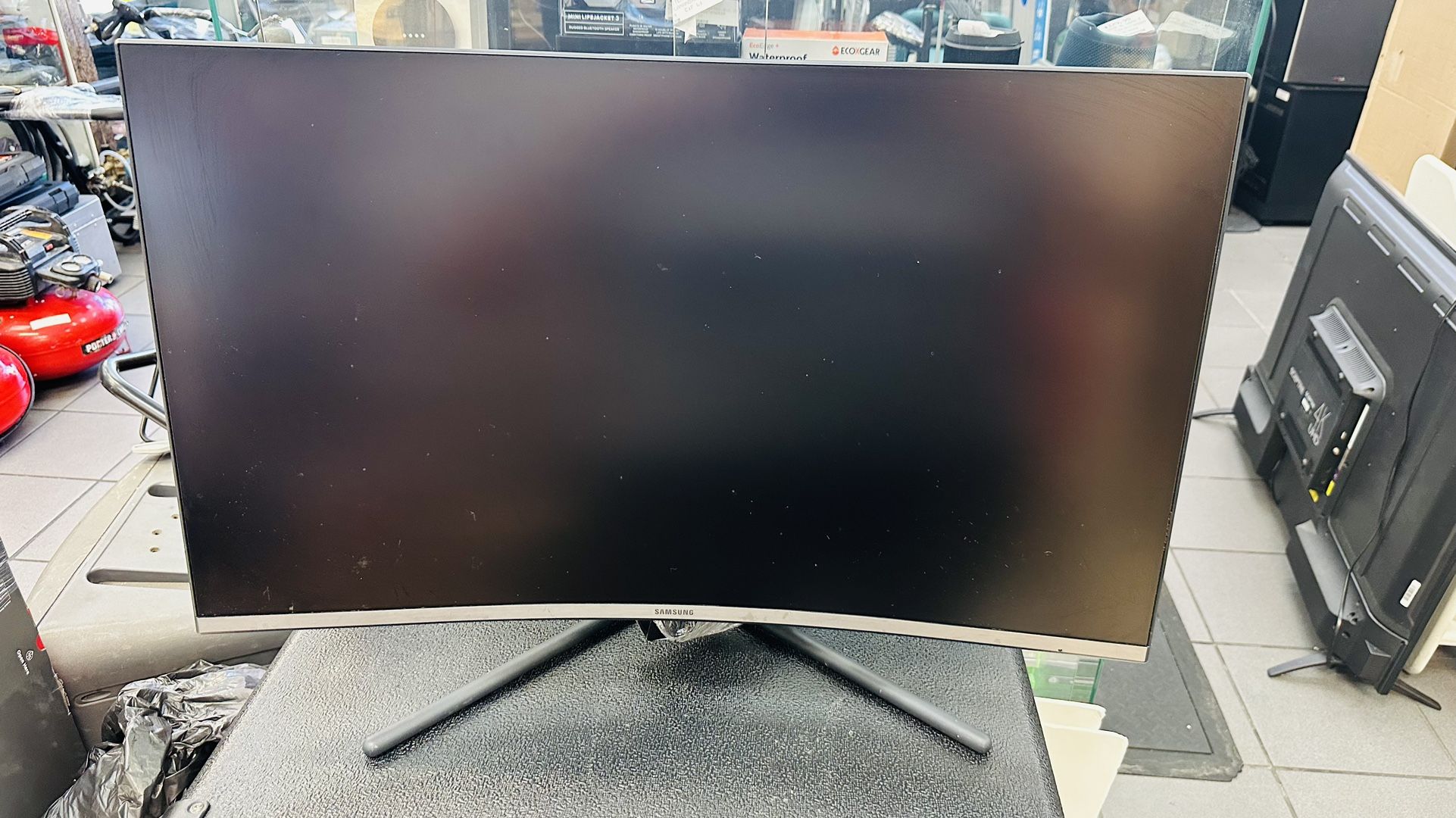 32 SAMSUNG 32" ViewFinity UR59 4K UHD Curved Computer Monitor