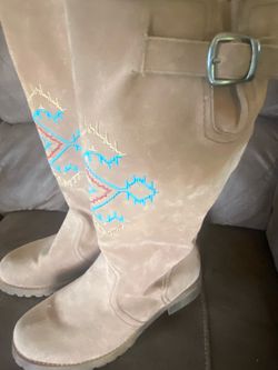 Woman’s Mux Luxs tan faux suede boots. Size 9