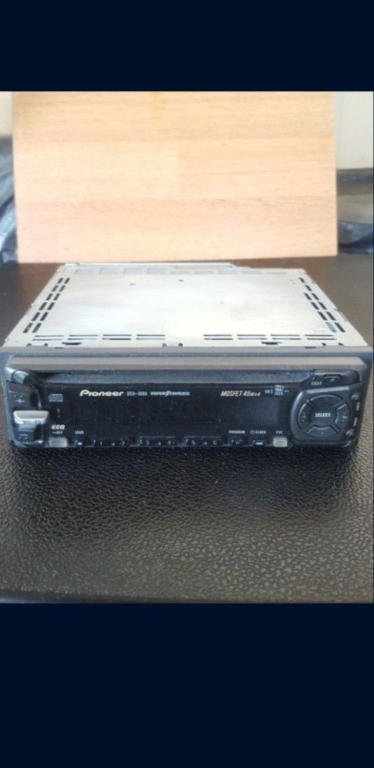 CAR STEREO PIONEER SUPER TUNER RADIO, ABOUT 200 Watts EQUALIZER And MORE.... COMPLETE Whit All CABLES on The Back, VERY NICE. DETACHABLE  FACE