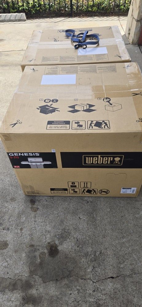 Weber Genesis S-315 3-BurnerPropane stainless steel.. NEW $550 FIRM