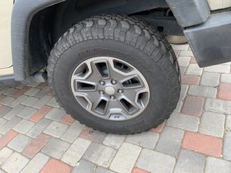 2017 Jeep Wrangler Rubicon stock wheels and tires