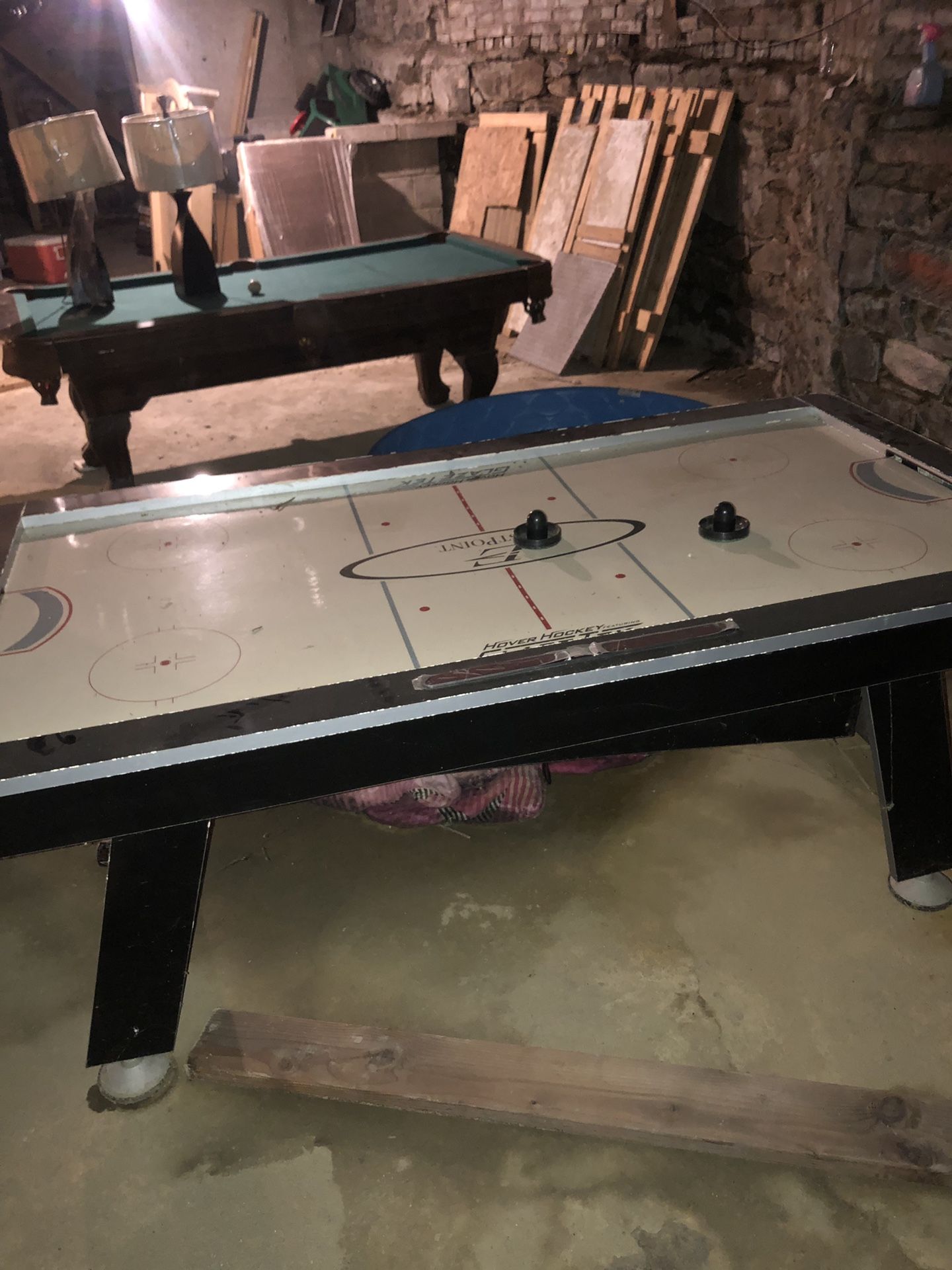 Air hockey table